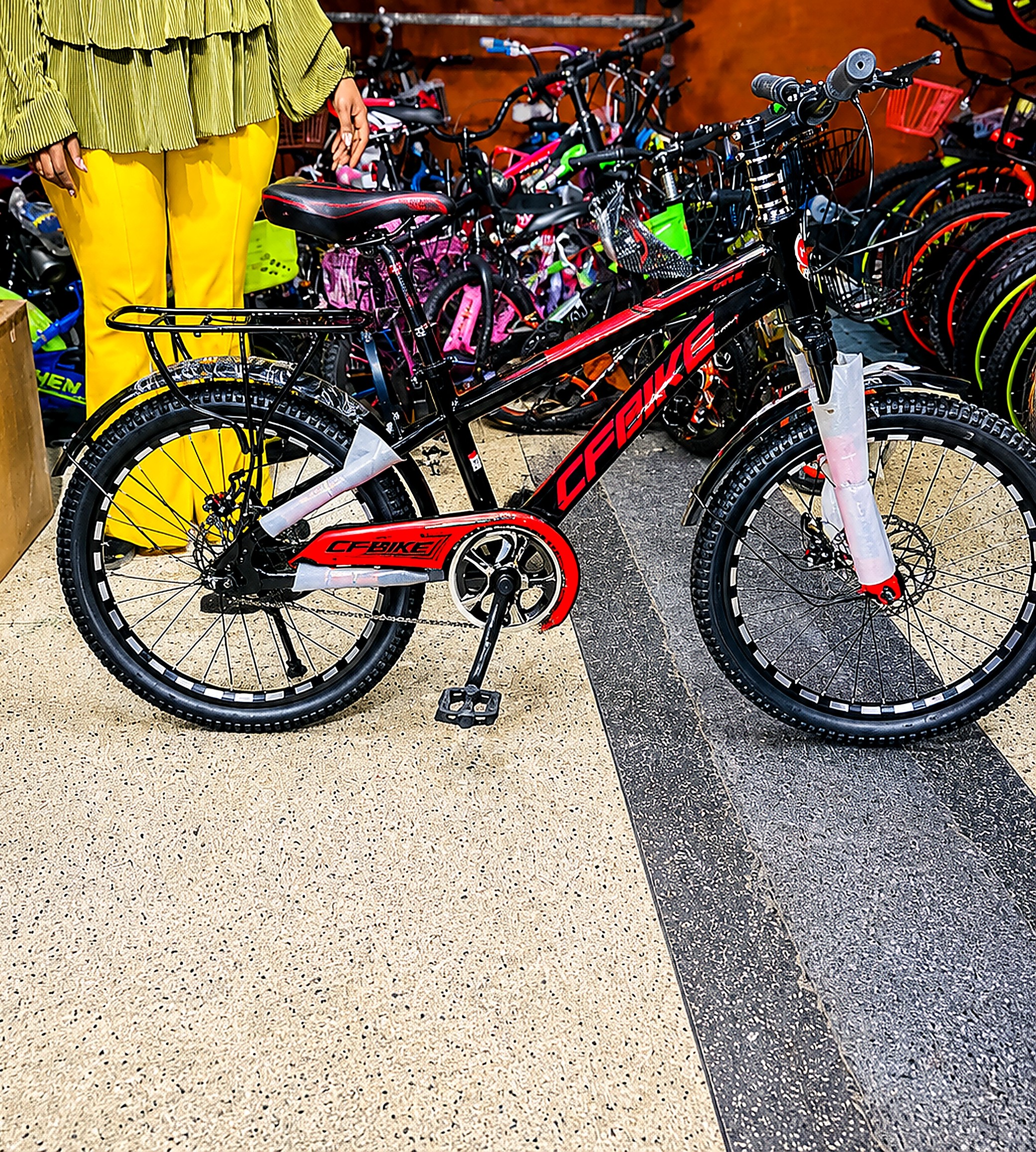 CFBIKE 20-inch children's bicycle in black and red featuring front suspension, dual disc brakes, rear carrier, mudguards, and chain guard.